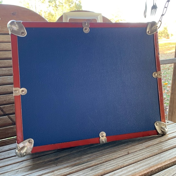BEAUTIFUL ANTIQUE 1950’s RED WHITE and BLUE HARDSIDE CASE.  $120 OBO - Picture 6 of 15